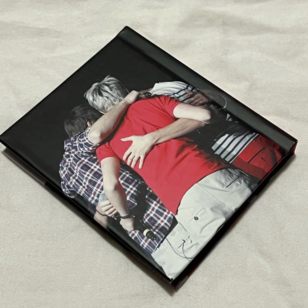 Collectable - Mini One Direction book - Picture 2 of 4